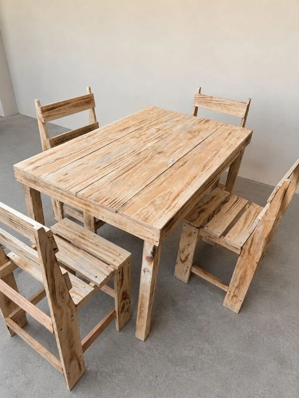 MESA COM 4 CADEIRAS.