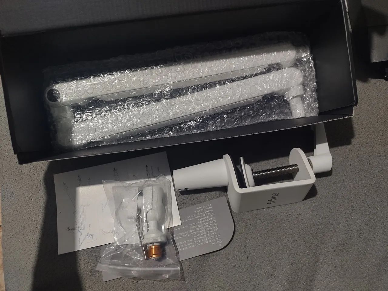 Suporte pra microfone podcast branco 