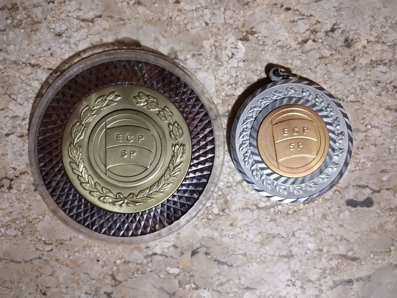 Lote com 2 medalhas ECP de 1975