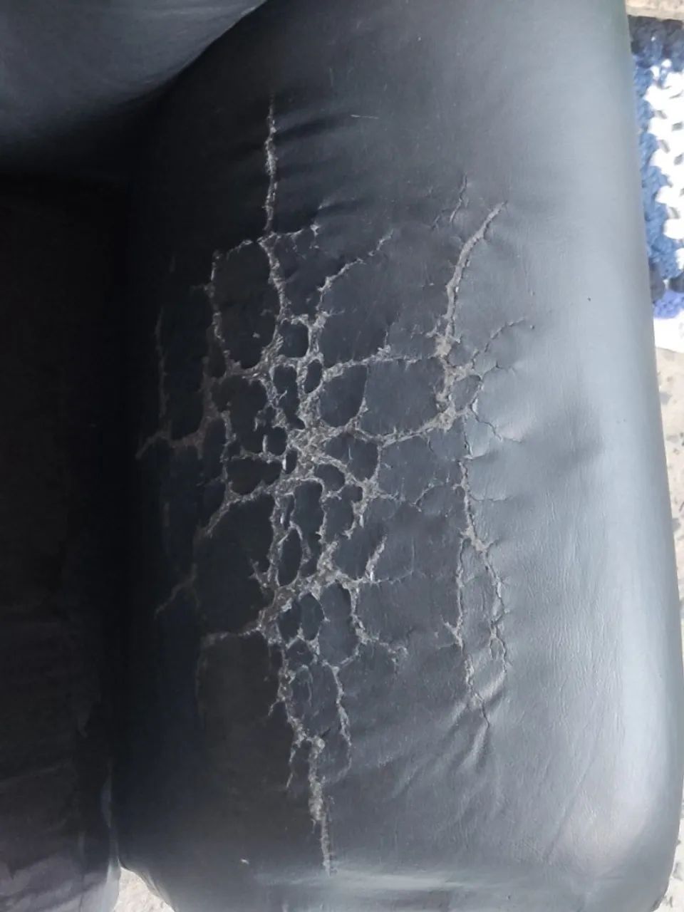 Conjunto de Sofás Pretos - 2 e 3 Lugares - Courino - Bom Estado - Foto 5