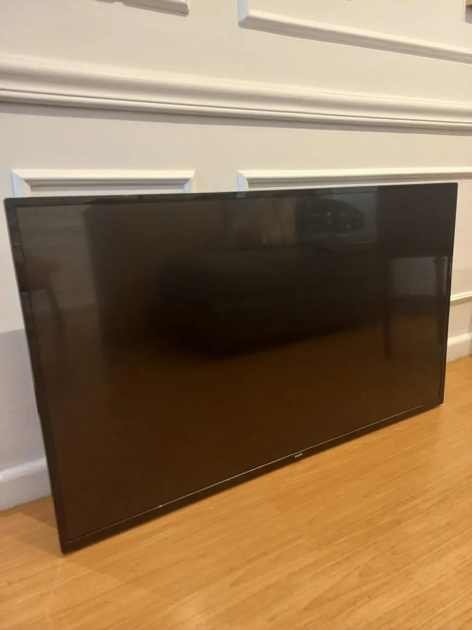 Tv Philips 43 polegadas - com suporte de parede