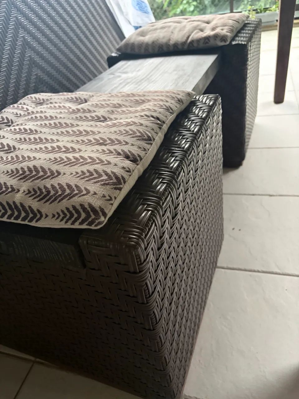 Mesa de Madeira Maciça com 2 bancos - Foto 5