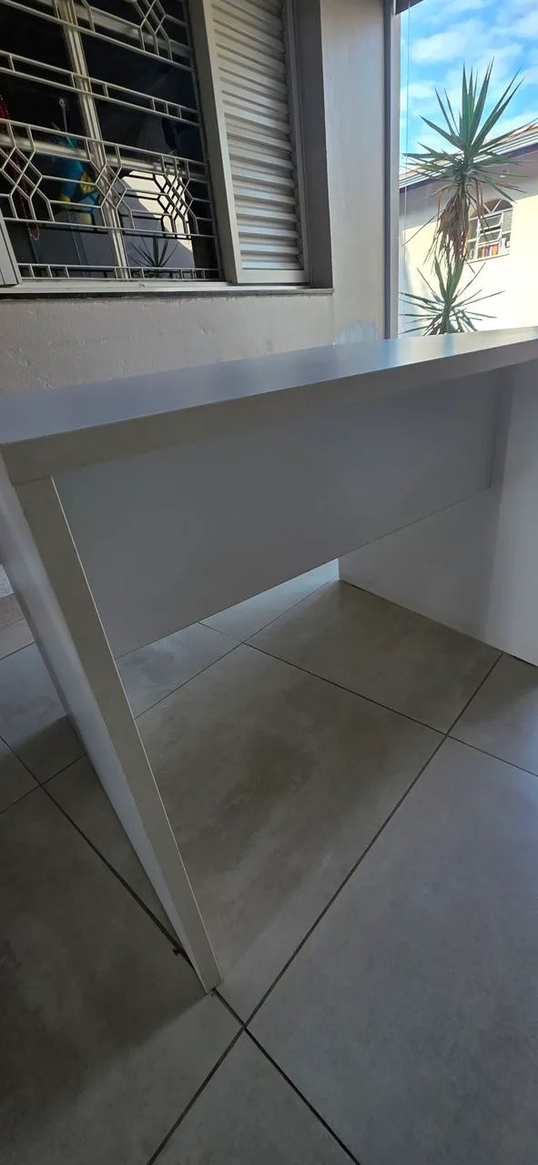 Mesa escritório branca semi nova - Foto 4