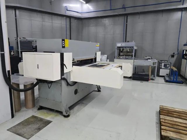 PRENSA HIDRÁULICA AUTOMÁTICA DE CORTE - 80 TONELADAS - DUPLA MESA - Foto 3