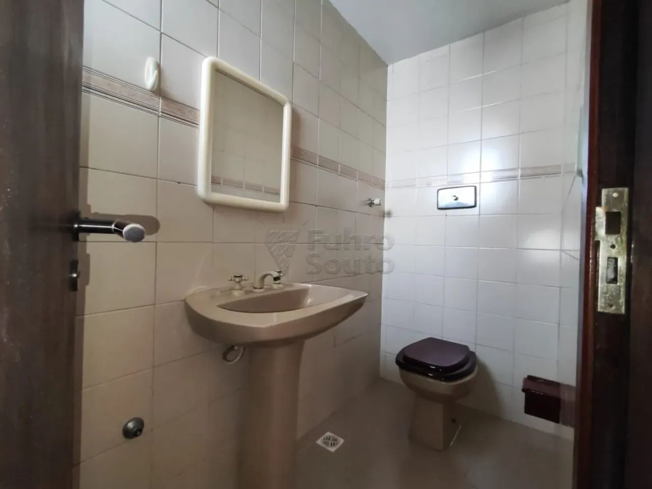 Ampla Sala Comercial no Edifício Diplomata - Centro de Pelotas Para Venda e Aluguel. - Foto 5