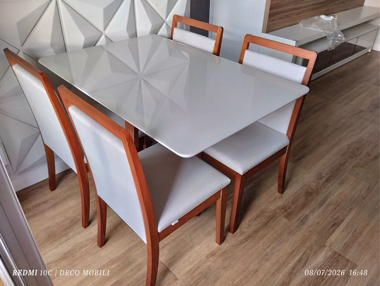 Mesa nova com cadeiras de madeira  - Foto 4