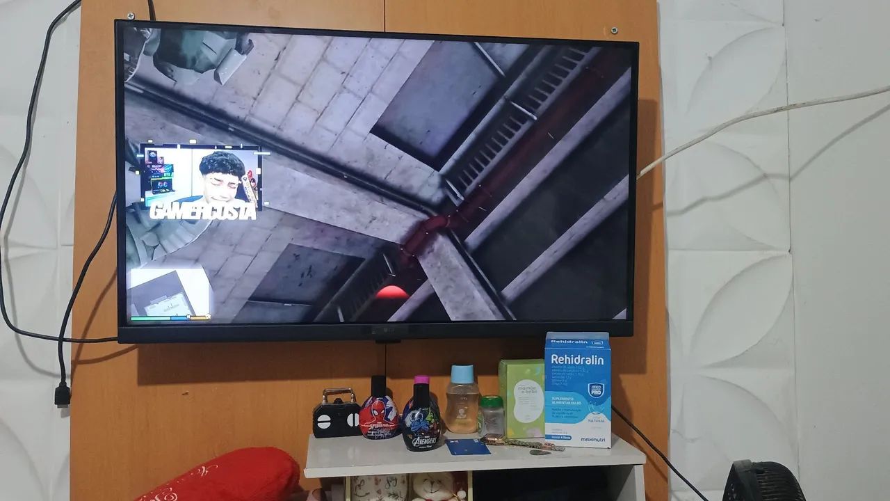 Vendo uma tv nova marca LG 32 polegadas acompanham painel cabo e controle