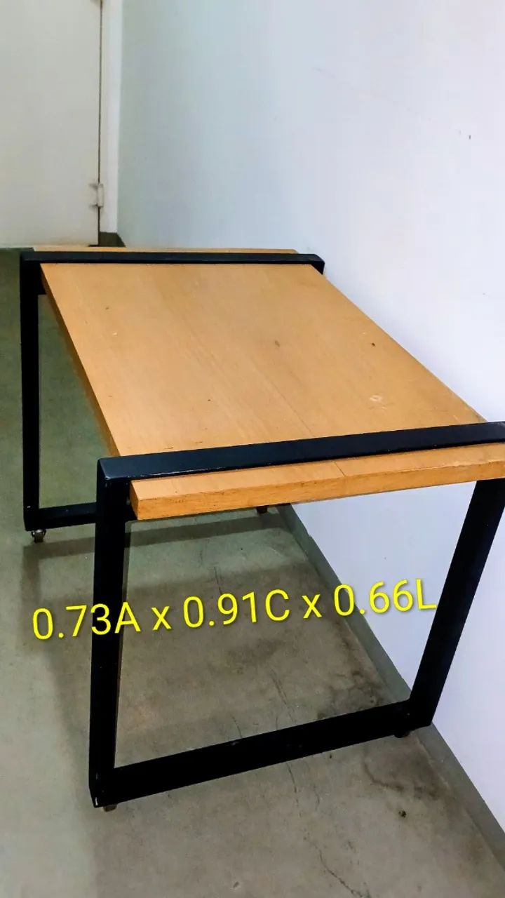mesa de madeira com ferro