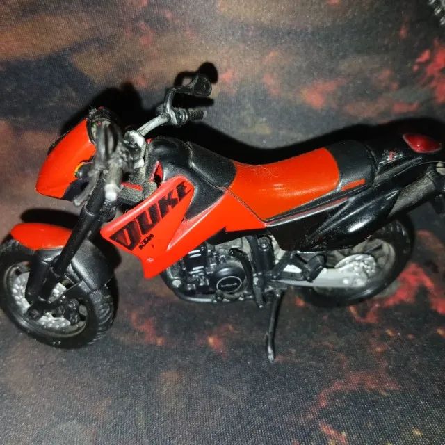 MININATURA DA MOTO DUKE KTM VERMELHA E PRETA