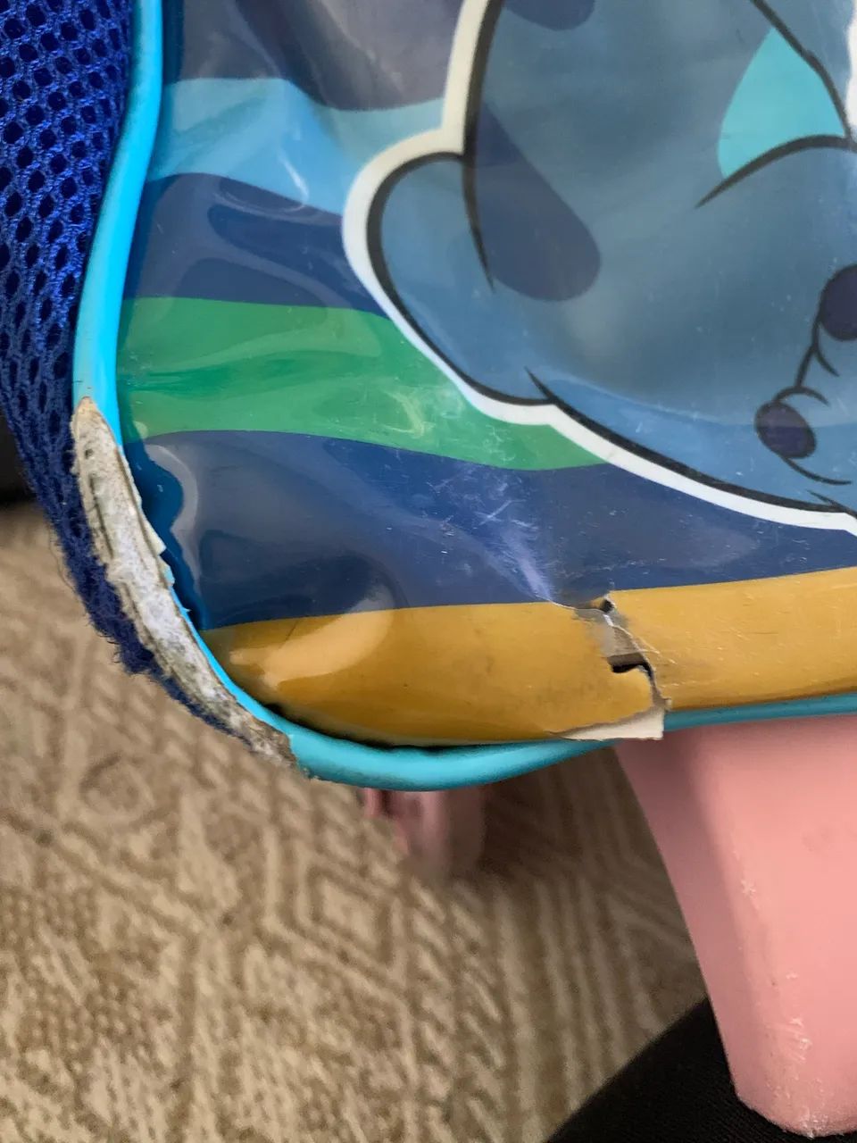 Mochila Escolar Stitch com Rodinhas - Usada | Ótimo Preço - Foto 3