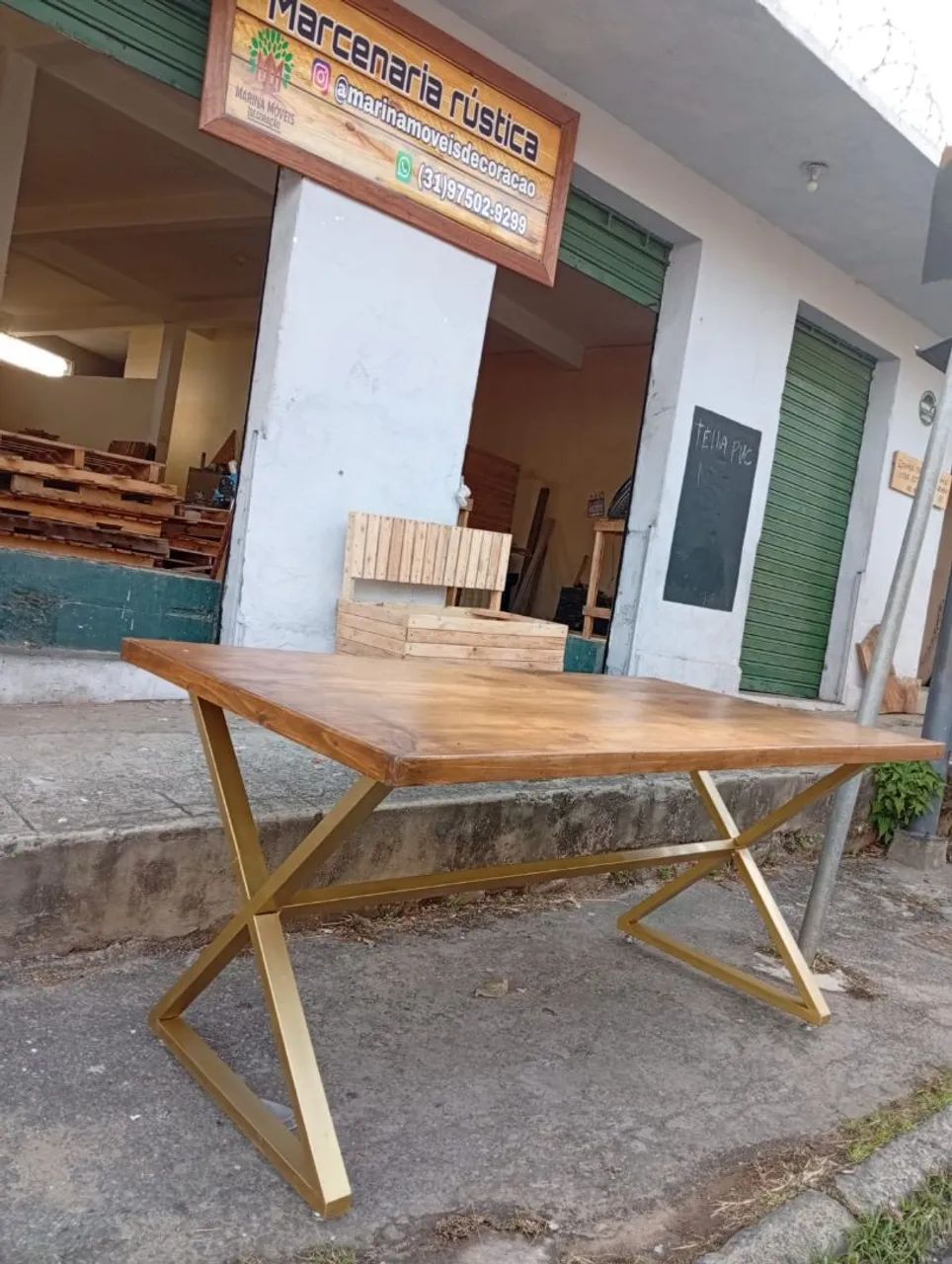 Mesa estilo industrial com tampo em madeira e base em metalon  - Foto 3