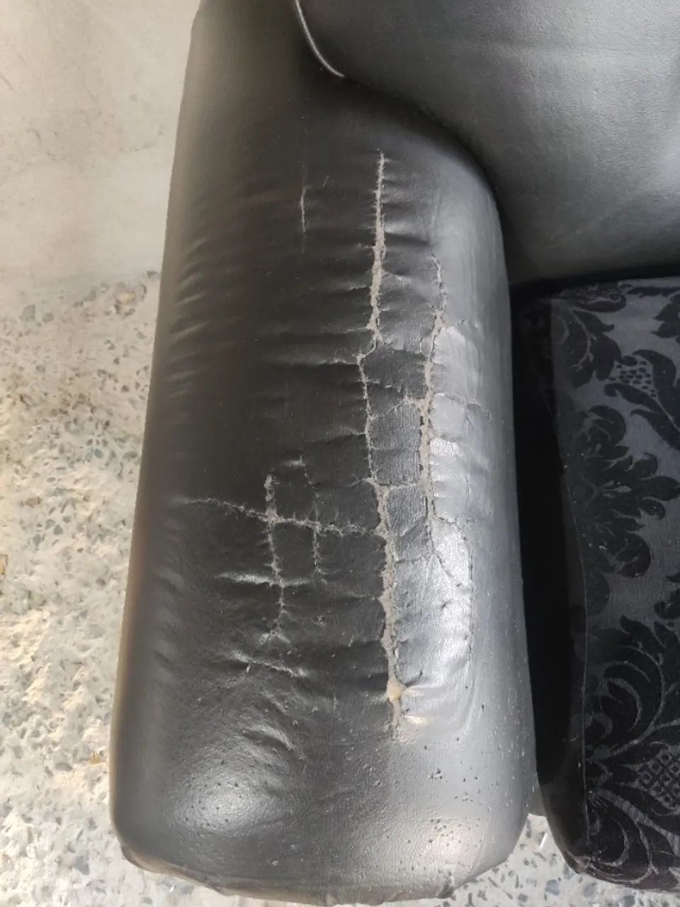 Conjunto de Sofás Pretos - 2 e 3 Lugares - Courino - Bom Estado - Foto 4