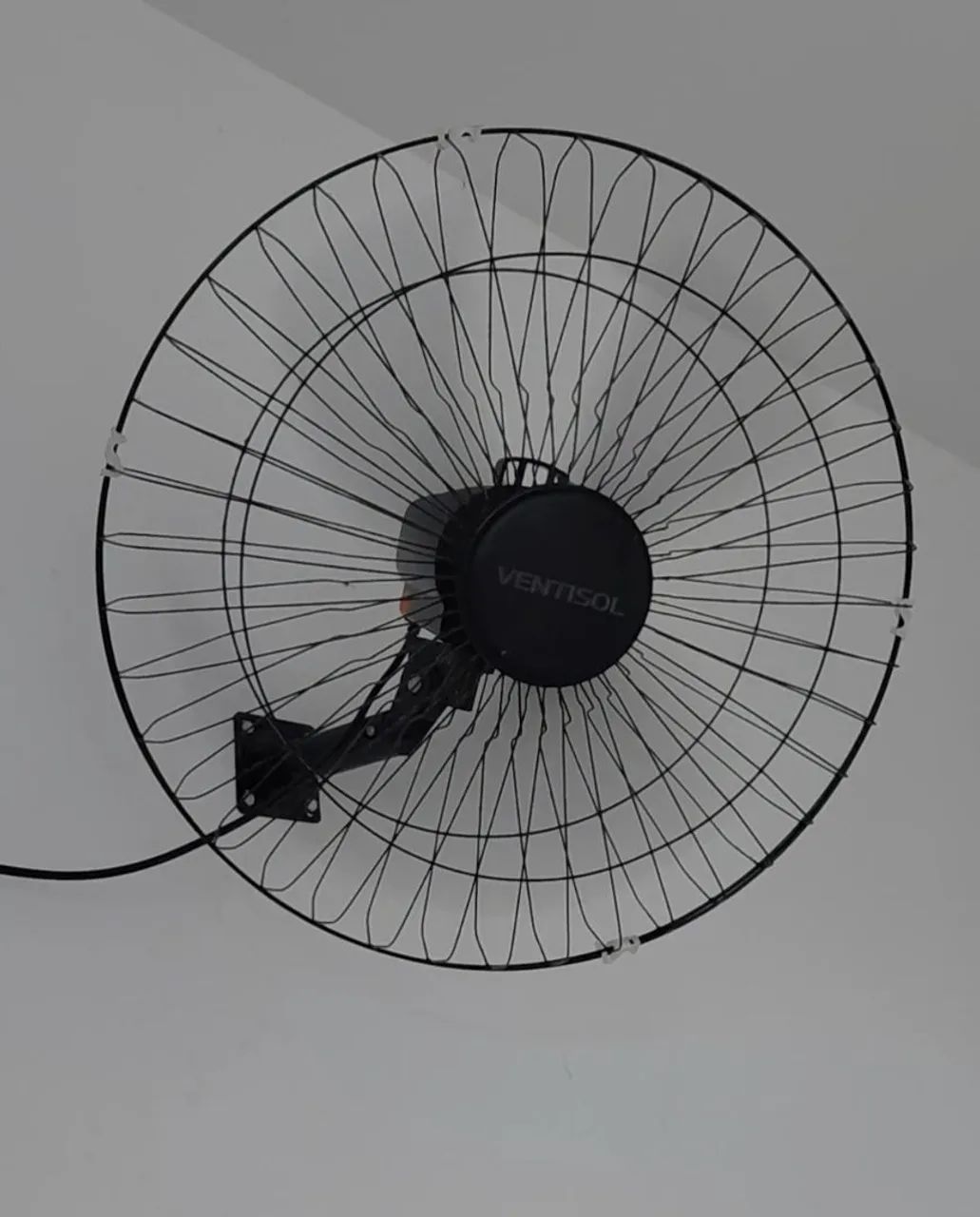 Ventilador Grande de parede <br><br>Valor: R$ 150,00.<br><br>Preço fixo. Não aceito negociação.