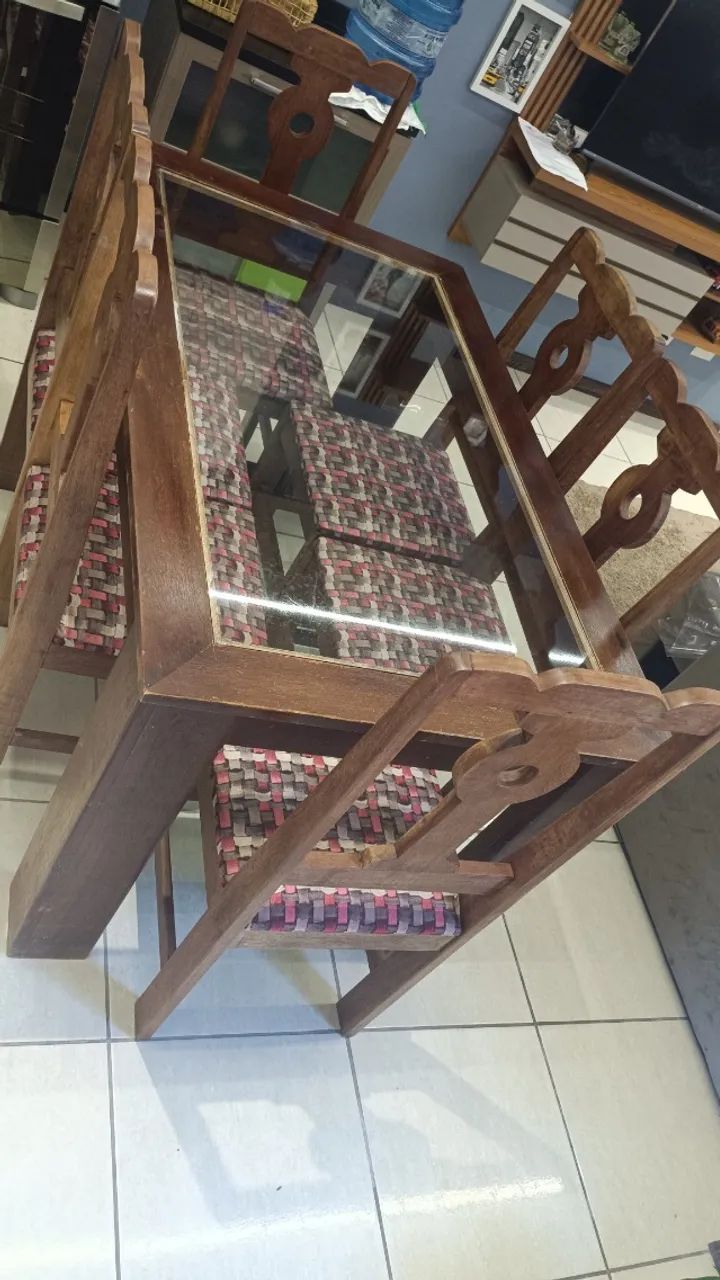 Mesa de madeira com 6 cadeiras  - Foto 2