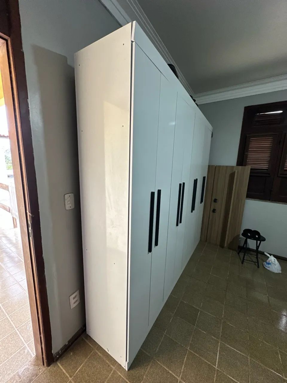 VENDO GUARDA ROUPA 8 PORTAS - Foto 2