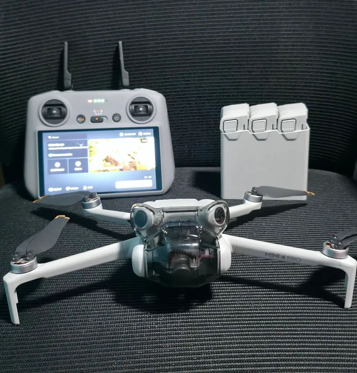 Drone DJI Mini 4 Pro Fly More Combo DJI RC 2 Com tela<br>(Com tela