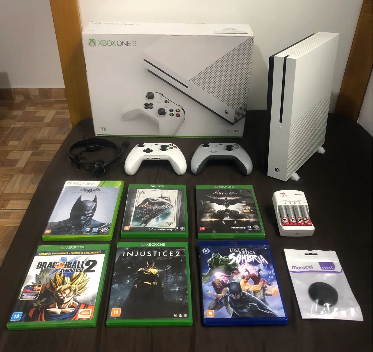 Xbox One S 1TB Branco + 2 Controles + 5 Jogos e Acessórios - Completo