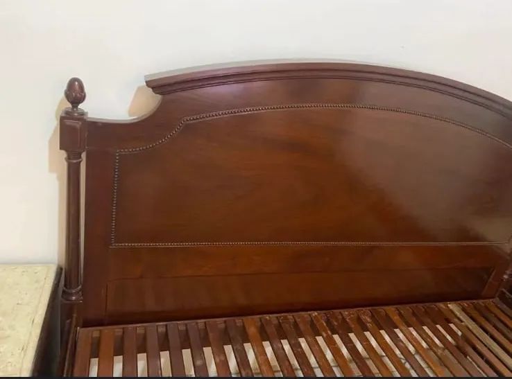 Vendo CAMA CLÁSSICA E DECORATIVA com 2 criados mudos clássicos 2.000,00
