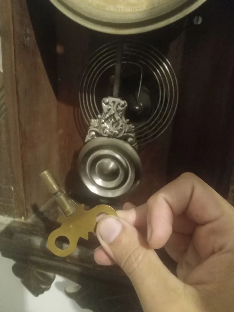 Relógio de Parede antigo com Pêndulo (funcionando, porém com detalhes). - Foto 5