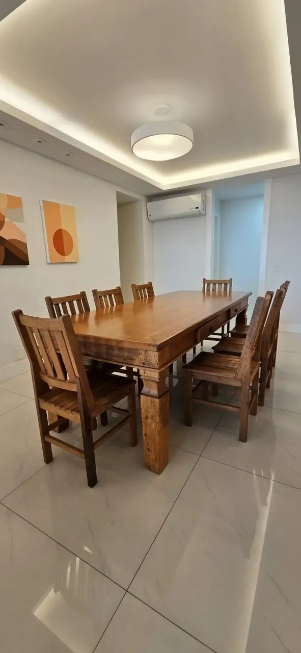 Mesa em Madeira Maciça com 8 Cadeiras