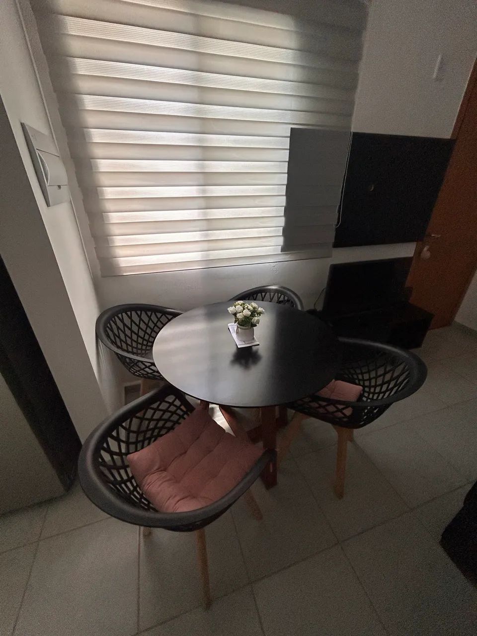 Mesa Redonda Acompanhada de 4 Cadeiras65579521262467122