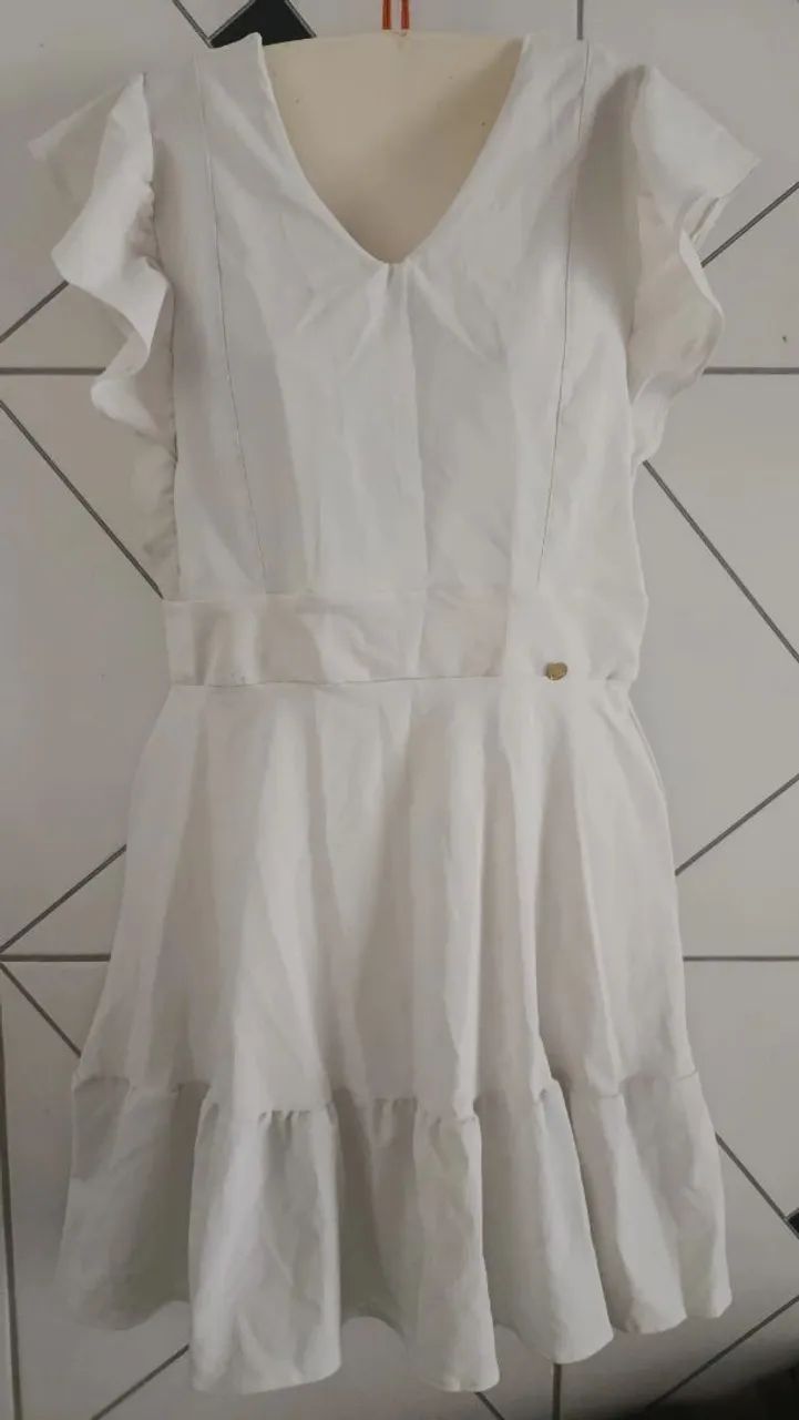Vestido branco novo, com decote em V