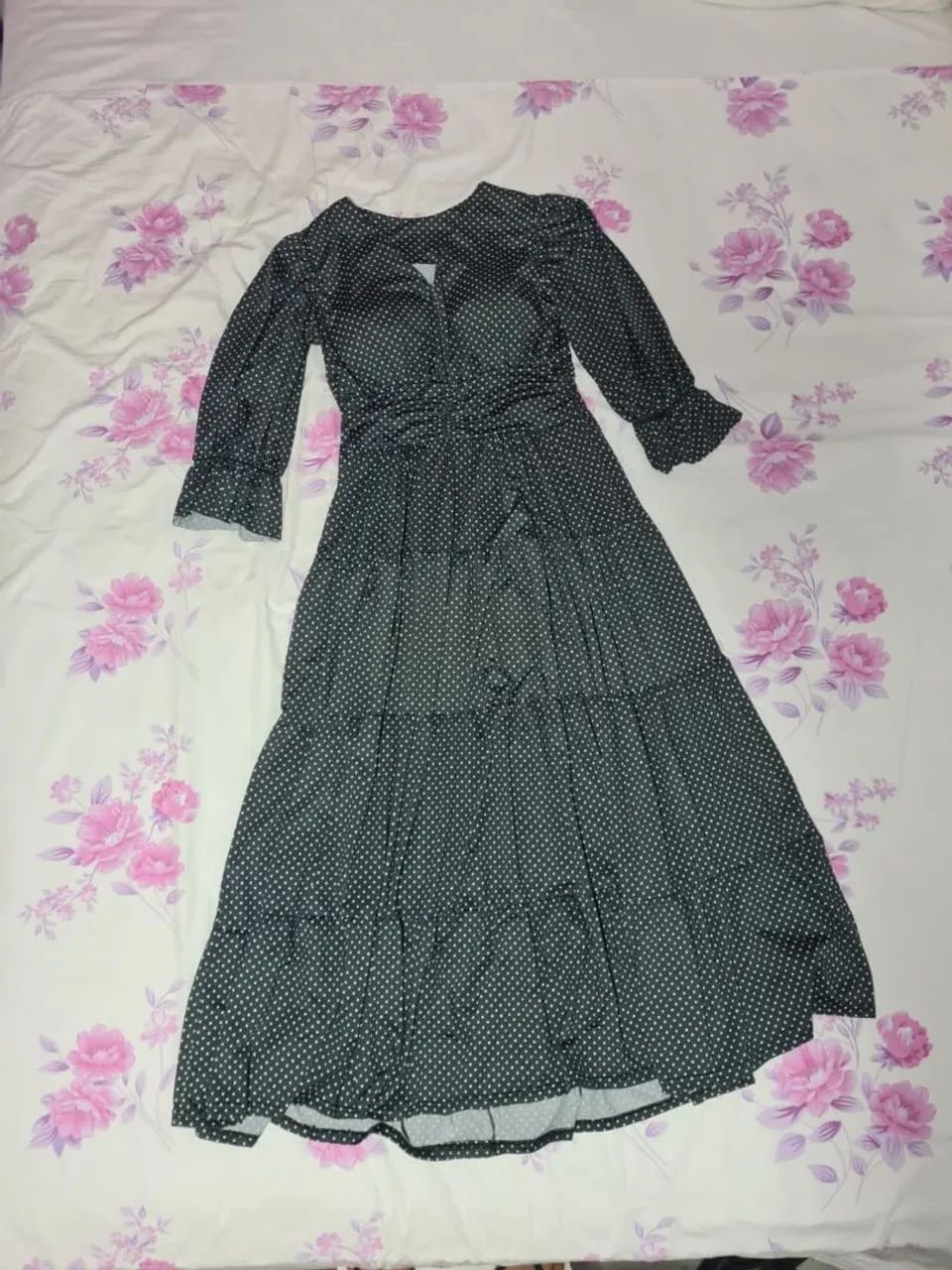 Vestido longo de bolinhas preto e branco com bojo