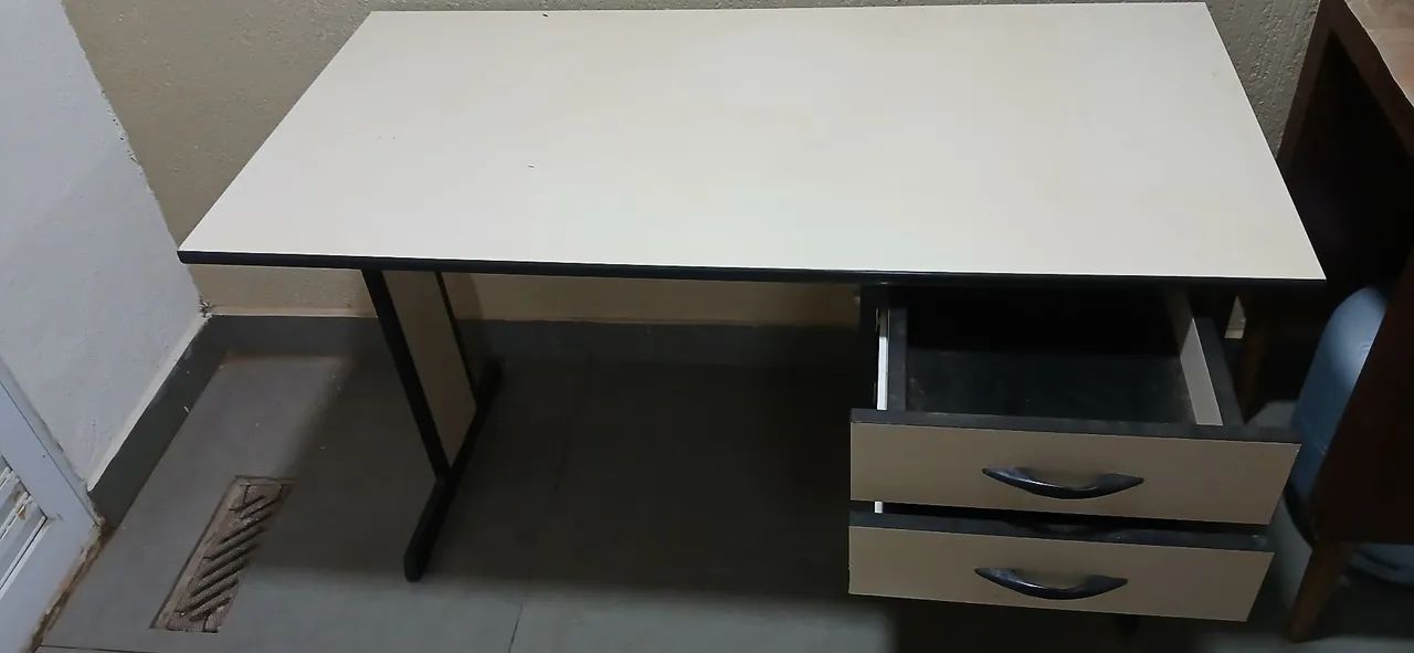 Mesa com gaveta ,perfeito estado R$ 200,00 