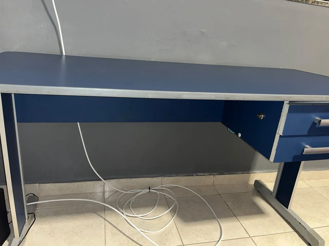 Mesa de escritório azul