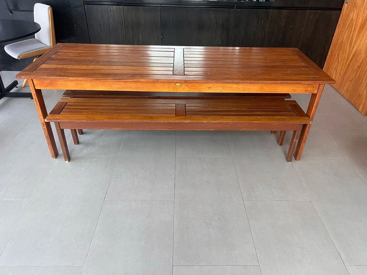 Mesa de madeira 2 metros com 2 bancos