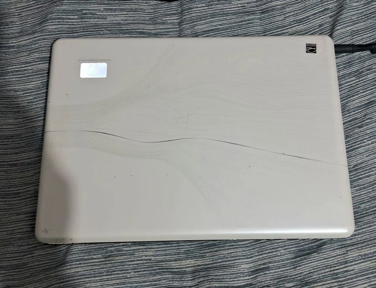 Vendo notebook, branco HP funcionando perfeitamente 