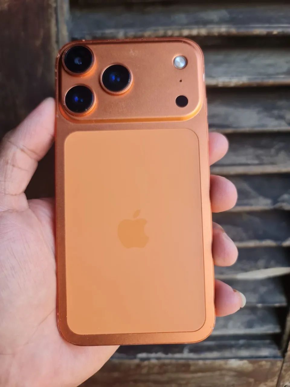 iPhone 11 64g com carcaça do 17 pro - Celulares e Smartphones