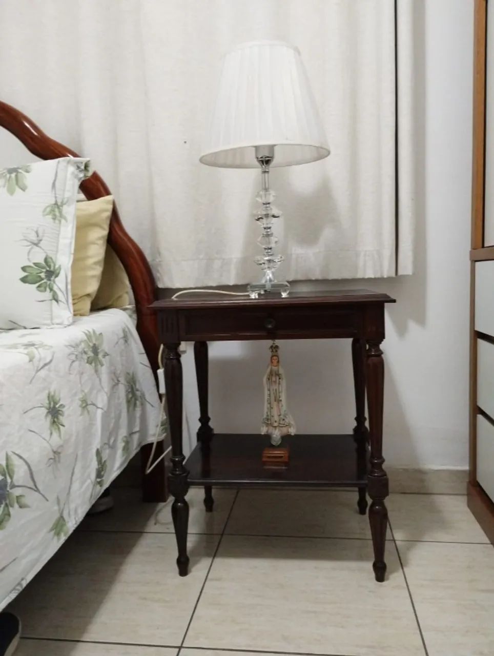 Mesa Lateral de Madeira Maciça - Estilo Clássico/Antigo - Foto 3