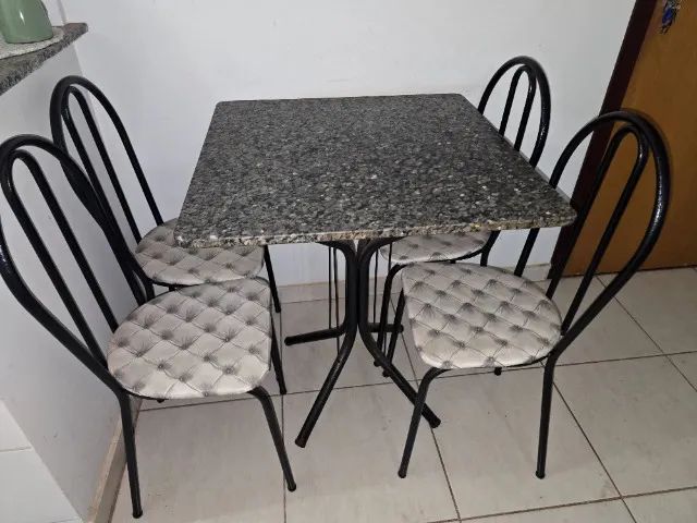 Mesa de jantar + 4 cadeiras 