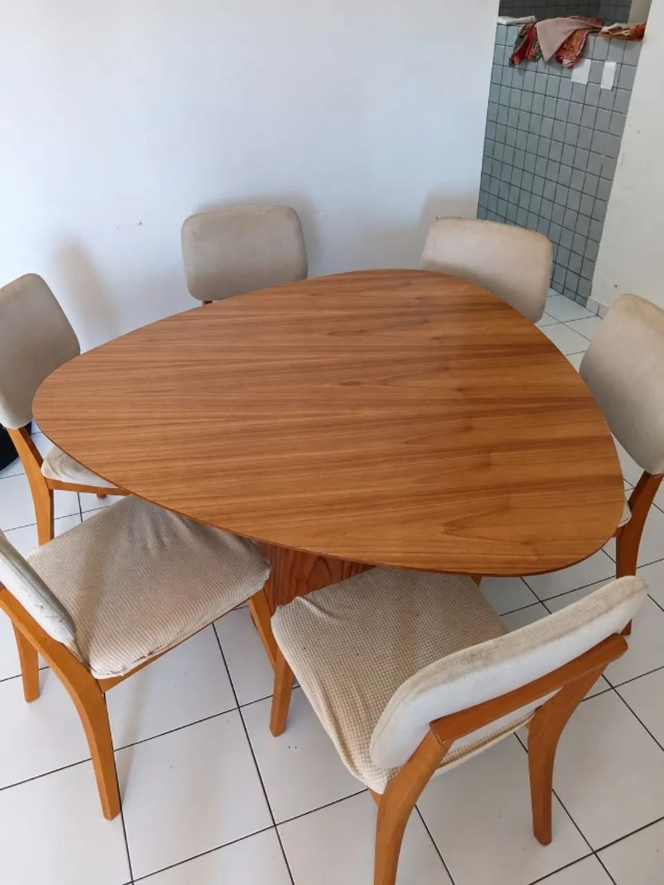 Mesa de Jantar Triangular em Madeira + 6 Cadeiras Estofadas