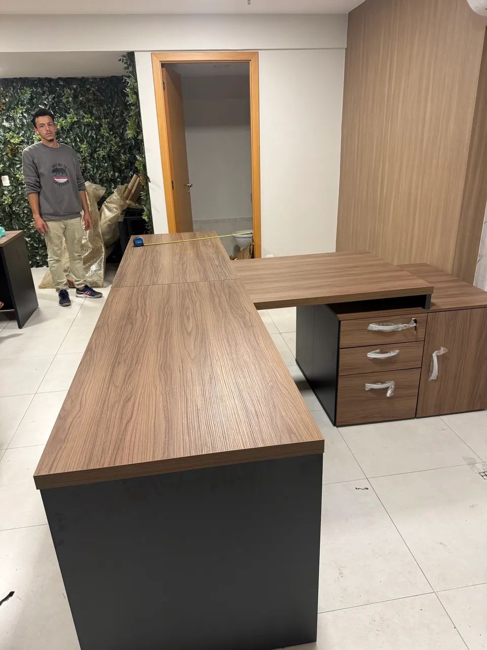 Mesa em L com 1 armário e 3 gavetas novo  - Foto 4
