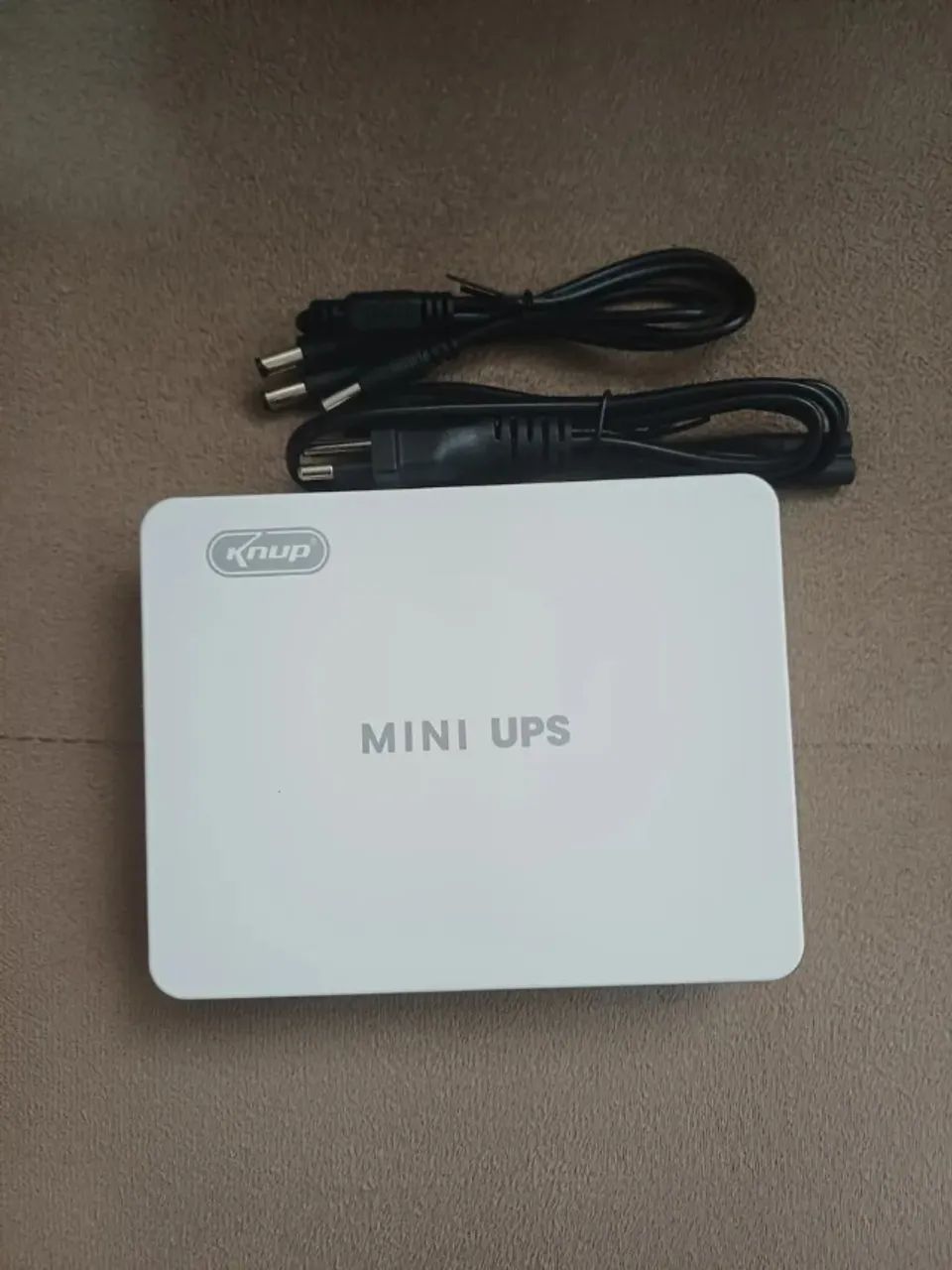 Mini nobreak bivolt compacto para proteção de eletrônicos sem uso