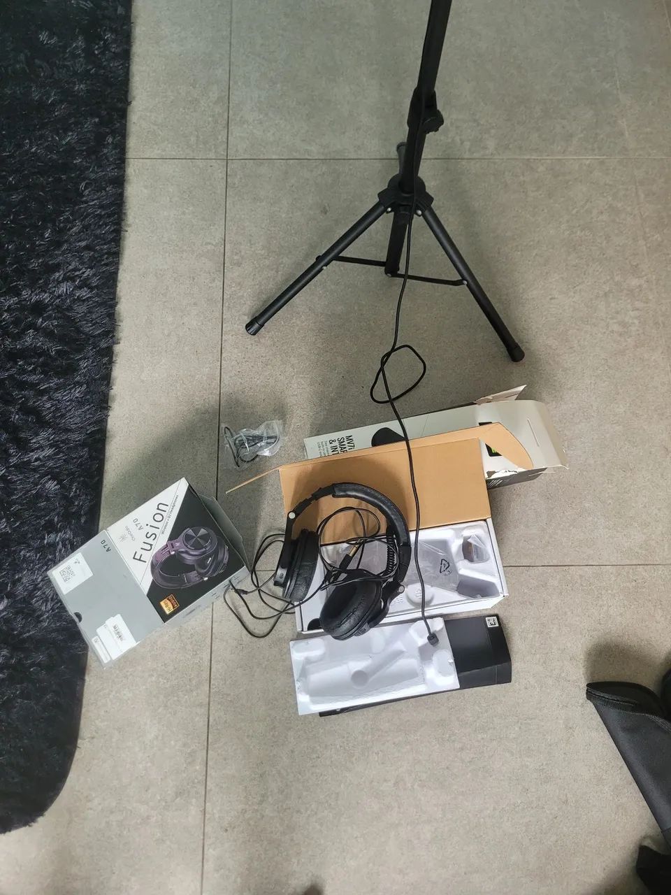 microfone dinâmico  kit ( fone , cabos + pedestal)   - Foto 3