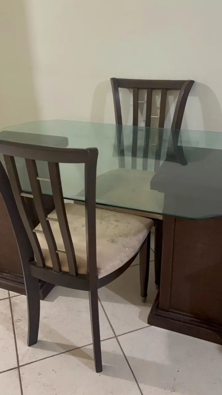 Mesa de Jantar com tampo de vidro e 4 cadeiras estofadas - Foto 4