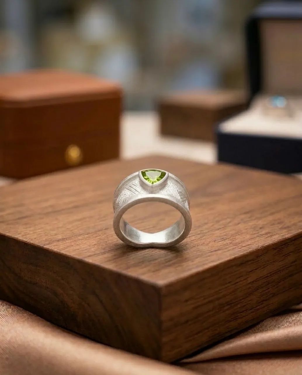 Anel de prata pura com gema de Peridoto 