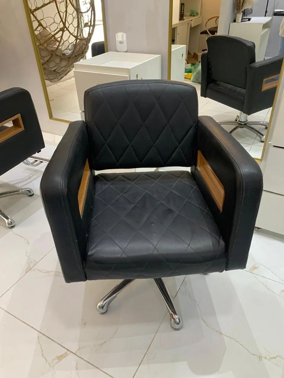Cadeira para salão giratória, confortável e elegante. Ótimo estado. R$700?