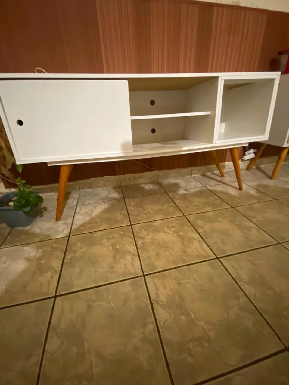 Rack / Aparador Branco com Pés de Madeira - Ótimo Estado - Foto 2