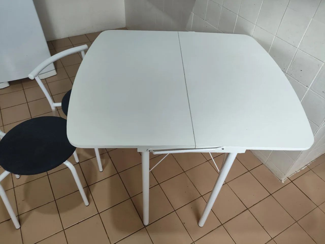 Mesa dobravel com 2 bancos - Foto 3