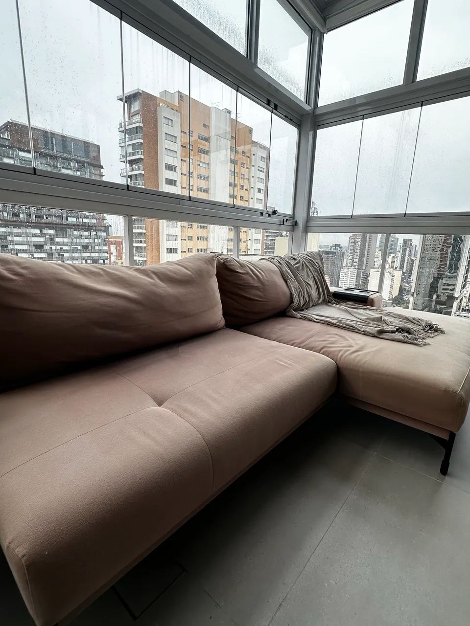 Sofá Biggy Fernando Jaeger com Chaise - Madeira Maciça - Foto 3