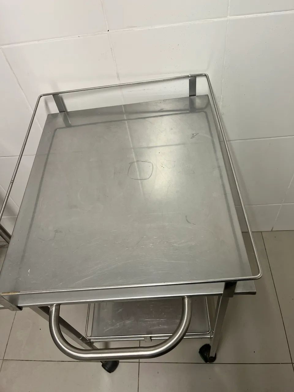 Mesa auxiliar inox com rodinhas 