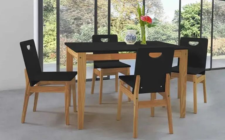 Mesa de madeira com 4 cadeiras