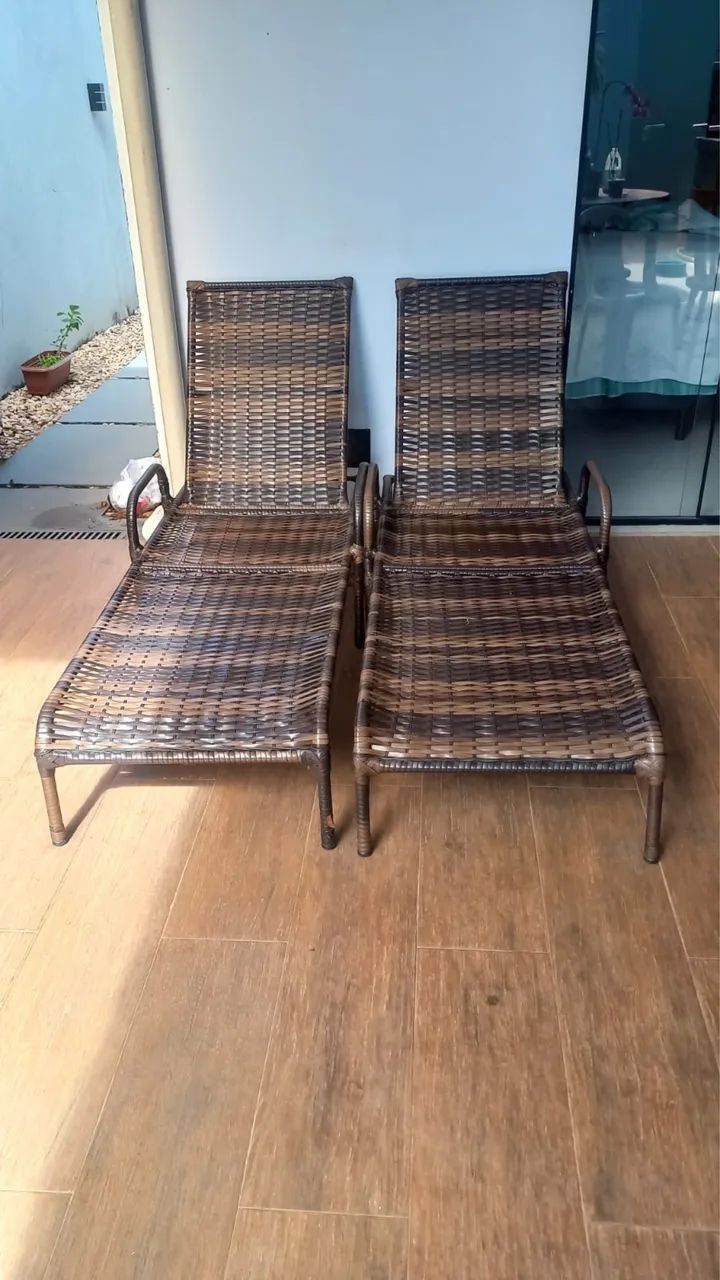 VENDO 2 espreguiçadeiras + 1 mesinha de fibra 