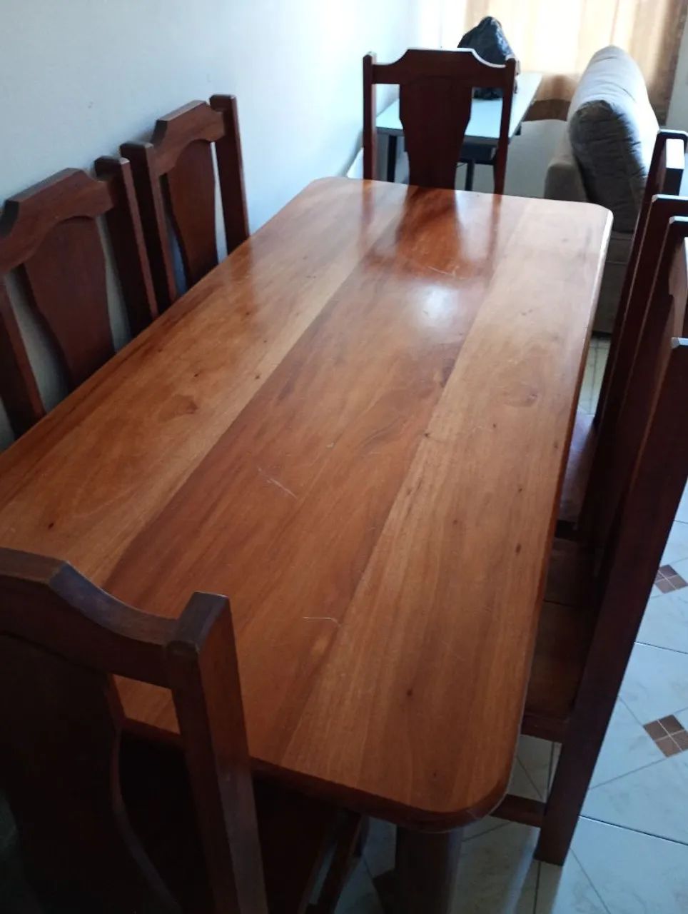 Mesa retangular de madeira pura com 6 cadeiras de madeira também 