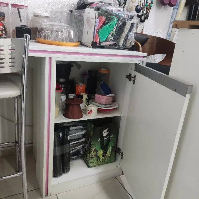 Mesa de MDF apoio de frigobar ou cadeira, com armário pra guardar alguma - Foto 3