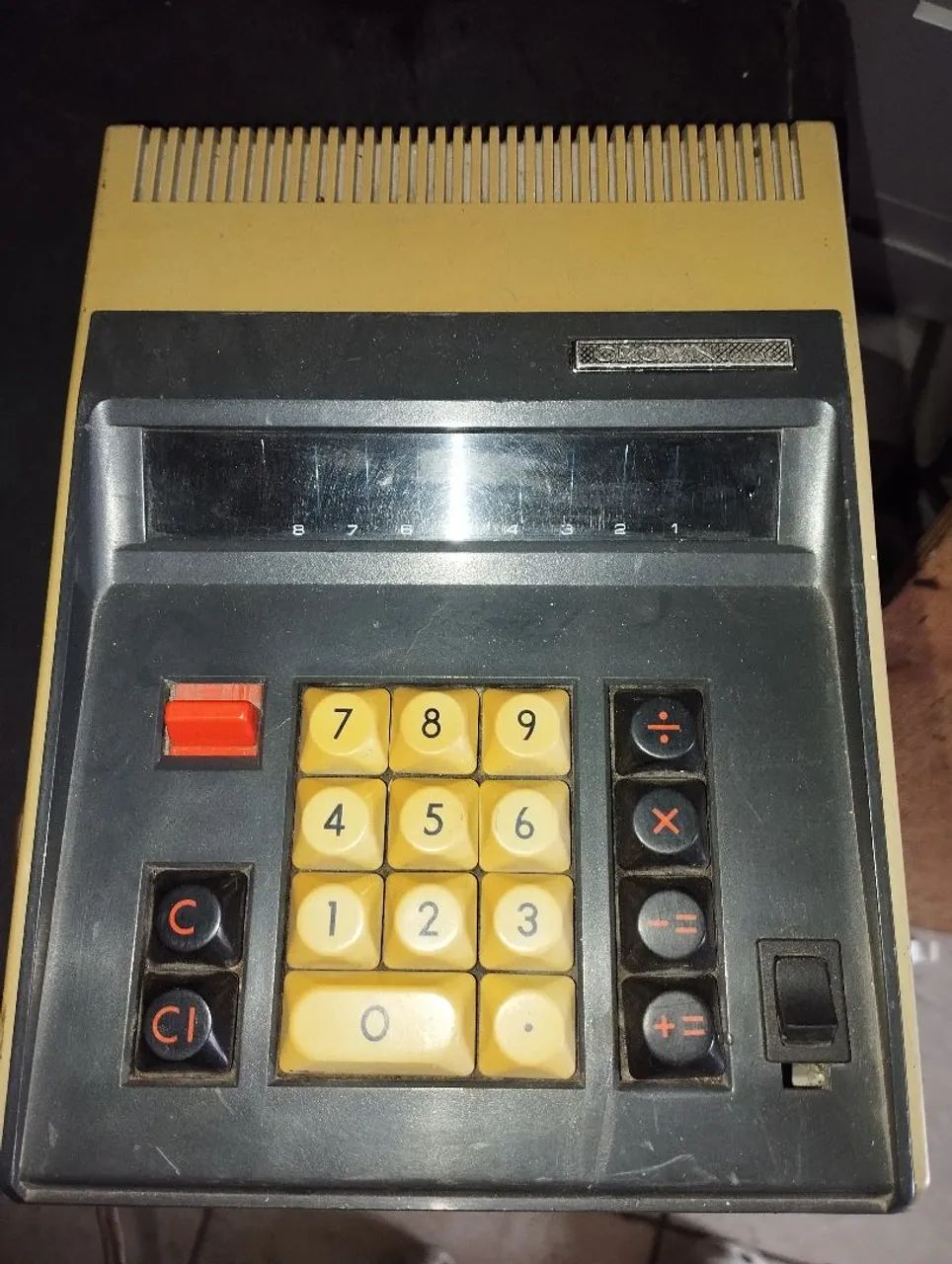 Calculadora antiga japonesa Crown funcionando.